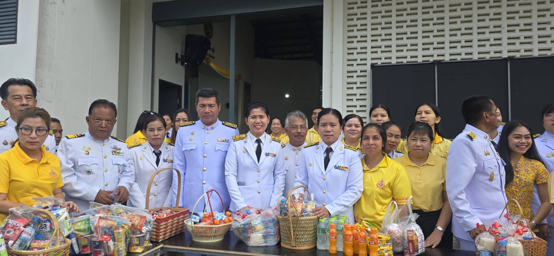 กิจกรรมเฉลิมพระเกียรติพระบาทสมเด็จพระเจ้าอยู่หัว เนื่องในโอกาสเฉลิมพระชนมพรรษา 28 กรกฎาคม 2568 (ช่วงเช้า) พิธีเจริญพระพุทธมนต์และทำบุญตักบาตรถวายพระราชกุศล ณ หอประชุมอำเภอกระบุรี