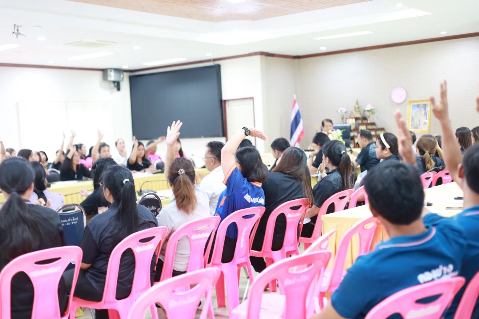 เทศบาลตำบลลำเลียง จัดประชุมประจำเดือนมิถุนายน 2569 และมอบรางวัลพนักงานเทศบาล พนักงานครู และพนักงานจ้าง ที่มีผลการปฏิบัติงานดีเด่น ประจำเดือน เมษายน - พฤษภาคม 2569