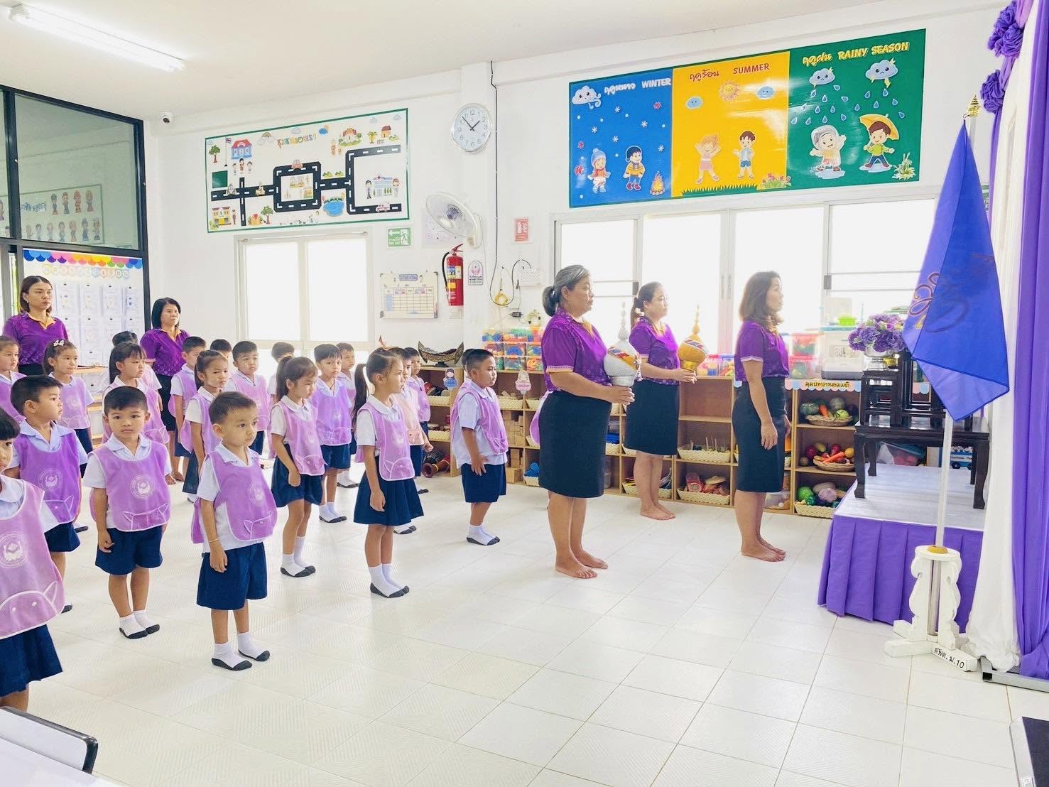 ศูนย์พัฒนาเด็กเล็กบ้านห้วยไทรงาม จัดกิจกรรมร่วมแสดงความจงรักภักดี ลงนามถวายพระพร และจัดตั้งโต๊ะหมู่ประดิษฐาน พระฉายาลักษณ์สมเด็จพระนางเจ้าฯ พระบรมราชินี พร้อมเครื่องราชสักการะ ระดับธงชาติไทยคู่กับธงอักษรพระนามาภิไธย ส.ท.