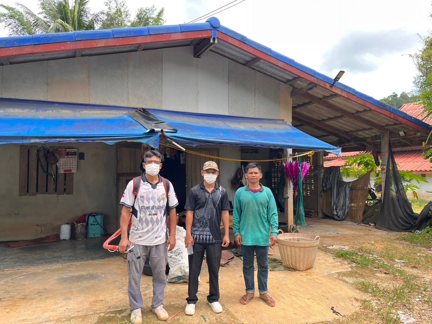 ภารกิจงานป้องกันและบรรเทาสาธารณภัย สำนักปลัด พนักงานและเจ้าหน้าที่ลงพื้นที่ปฏิบัติงาน หมู่ที่ 7 เพื่อฉีดพ่นหมอกควันกำจัดยุงลายและป้องกันและควบคุมโรคไข้เลือดออกให้กับพี่น้องประชาชน