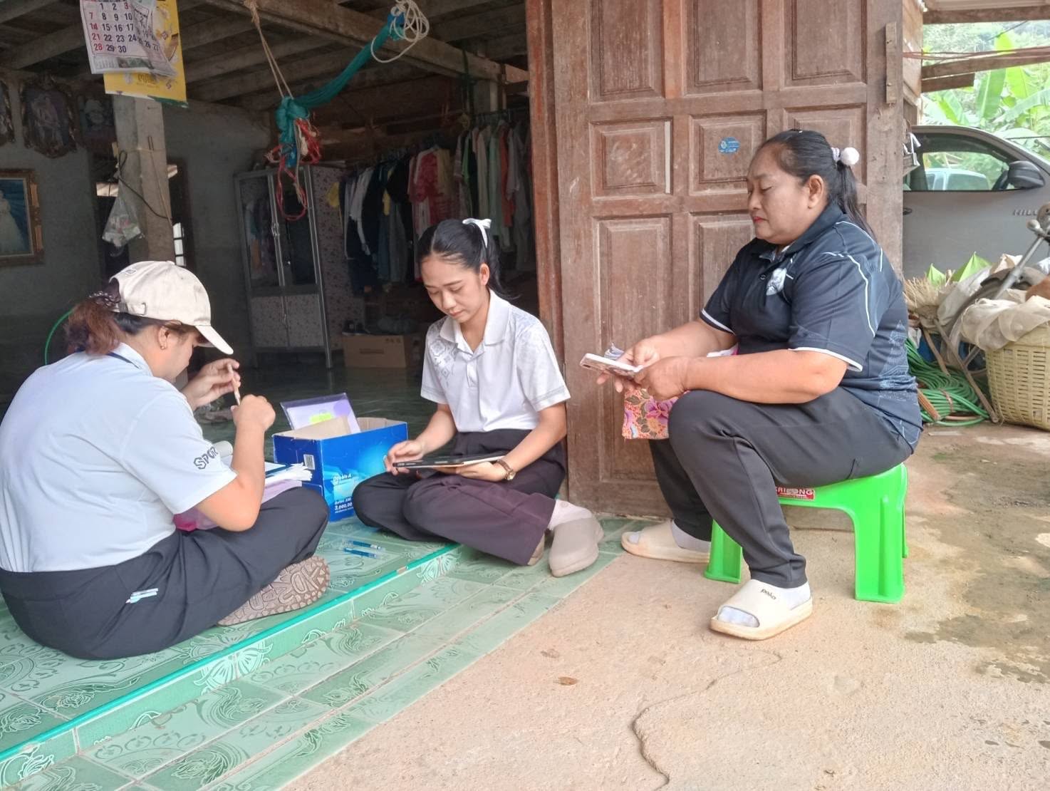 ภารกิจกองคลัง เทศบาลตำบลลำเลียง เจ้าหน้าที่พนักงานเทศบาล ลงพื้นที่ให้บริการจัดเก็บภาษีที่ดินและสิ่งปลูกสร้างนอกสถานที่ หมู่ที่ 7 ตำบลลำเลียง