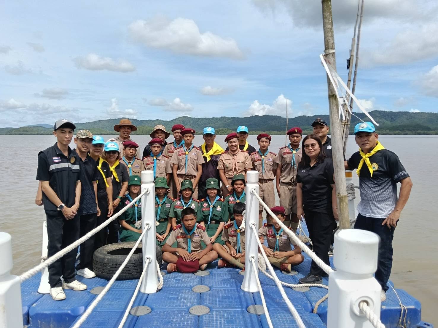 ภารกิจงานป้องกันและบรรเทาสาธารณภัย สำนักปลัด พนักงานและเจ้าหน้าที่ลงพื้นที่เข้าร่วมกิจกรรมปล่อยสัตว์น้ำเพื่อเพิ่มปริมาณสัตว์น้ำในแหล่งน้ำธรรมชาติ ณ ท่าเรือเขาทือ หมู่ที่ 3